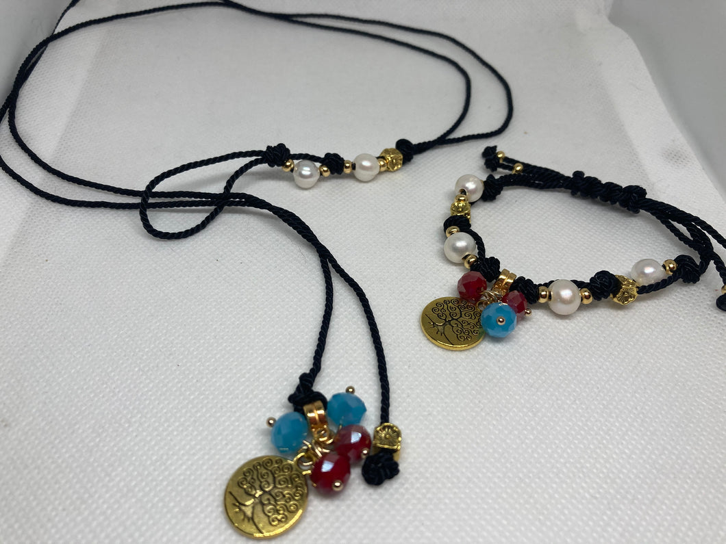 Collar estilo choker hecho en hilo, perlas,cristales en combinacion con la pulsera