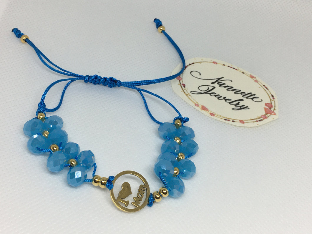 Pulsera hecha en macrame azul con dije I love mom